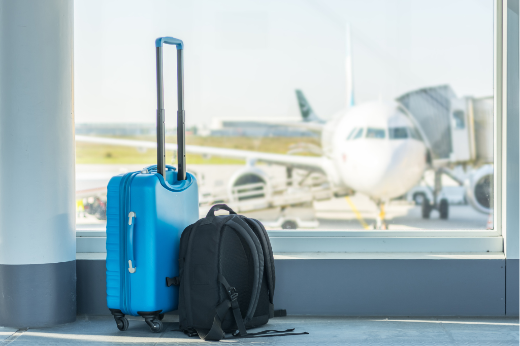 Organizaciones de consumidores de la UE denuncian que siete aerolíneas siguen cobrando ilegalmente por el equipaje de mano